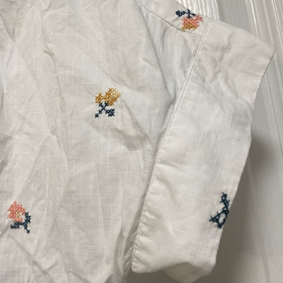 V-Neck Pocket Shirt in Cross-Stitch Floral - Picture 9 of 10